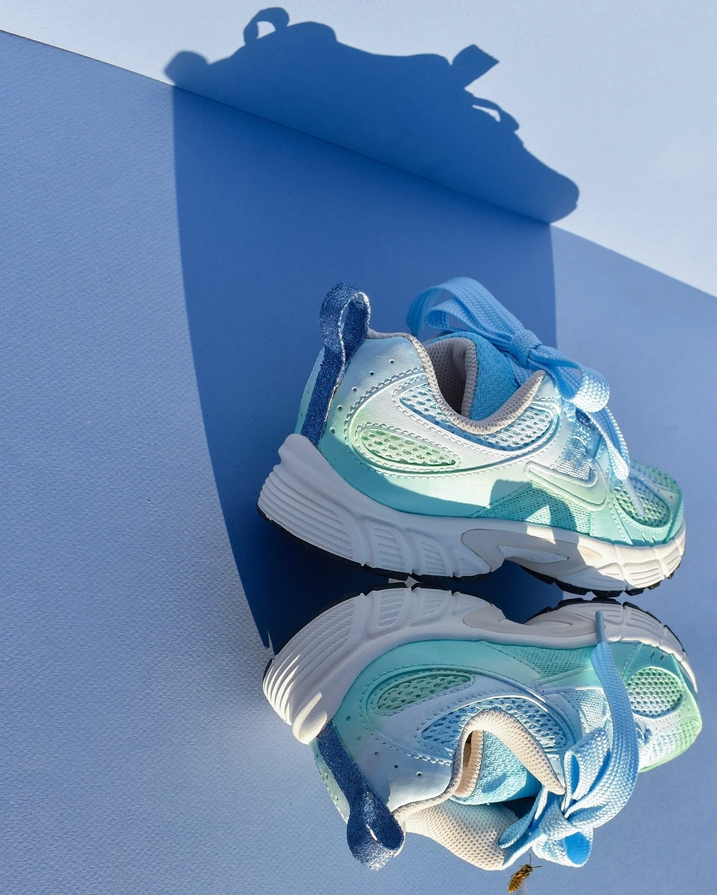 What&rsquo;s the saying when a bee lands on your pic? 😊 Kids sneakers inspired the colors of Bacalar Mexico. Swipe for color palette. Thank you Katie! @katieccurrie 🩵💙 

#wholeesakicks #sneakerschica #customsneakers #mexicanartist #handpainted #ki