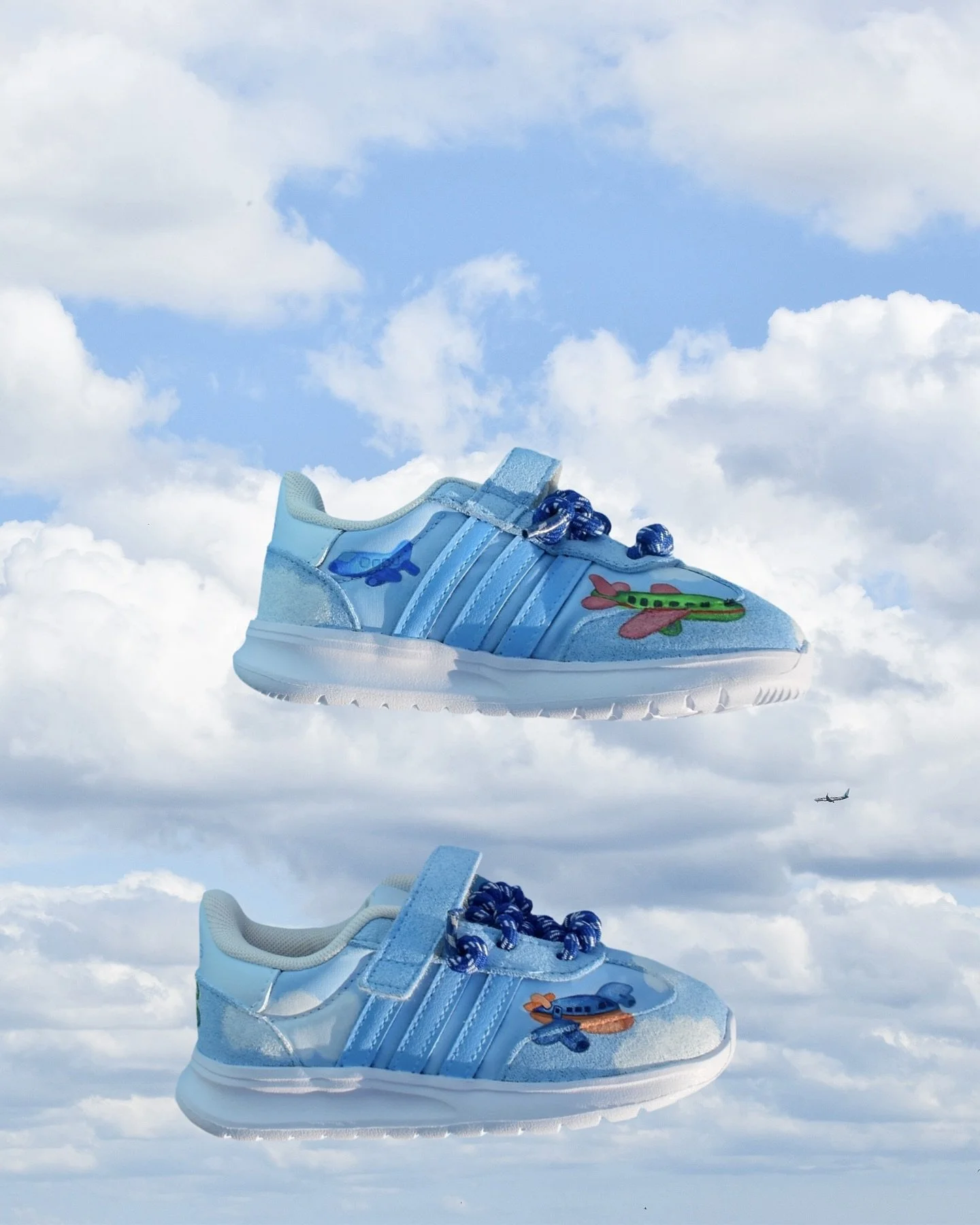 &ldquo;Hey, hey&rdquo; 🎶🎼🎵 Toddler sneakers for @katieccurrie Thank you!!! 🤍🩵💙 

#wholeesakicks #sneakerschica #customsneakers #mexicanartist #adidaskids #handpainted #toddlersneakers #toddlerfashion #kidsneakers