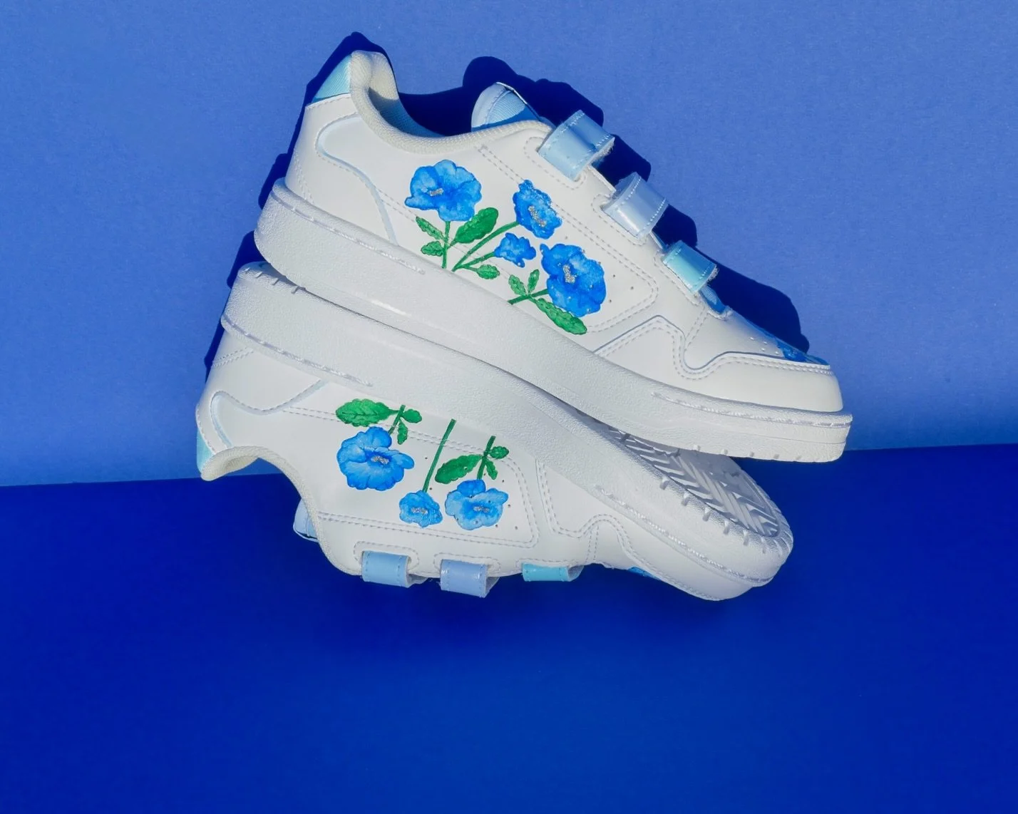 Name your favorite flower ⬇️ Poppy&rsquo;s for this order but mine are ranunculus and dahlias. 🥰
#wholeesakicks #floralsneakers #customsneakers