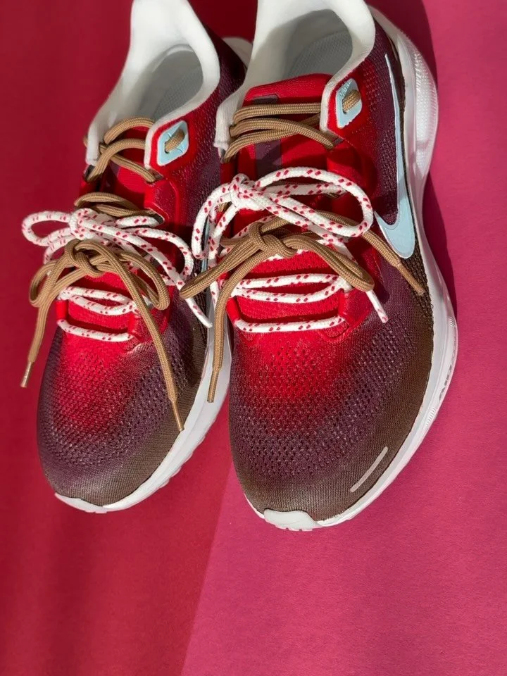 Laced up and moving different. This week is all about 3 running sneakers/3 brands/3 colorways Thank you @katieccurrie 🫶🏽💙🩵
#wholeesakicks #customsneakers #mexicanartist #nikepegasus #maker