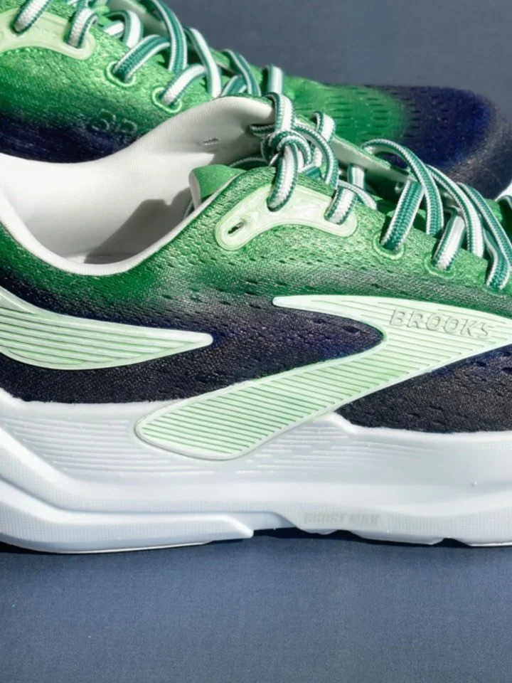 Green light energy 💚👟🔋
thank you @katieccurrie 🫶🏽

#wholeesakicks #customsneakers #ombre #runningsneakers #brooks