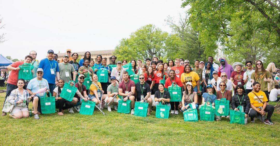 Happy #InternationalVolunteerDay! 💚 We&rsquo;re endlessly grateful for the dedicated volunteers who give their time to support our events like @EarthDayNash and @MusCornerNash, care for the Park, and take part in our Green Sweep litter collection pr