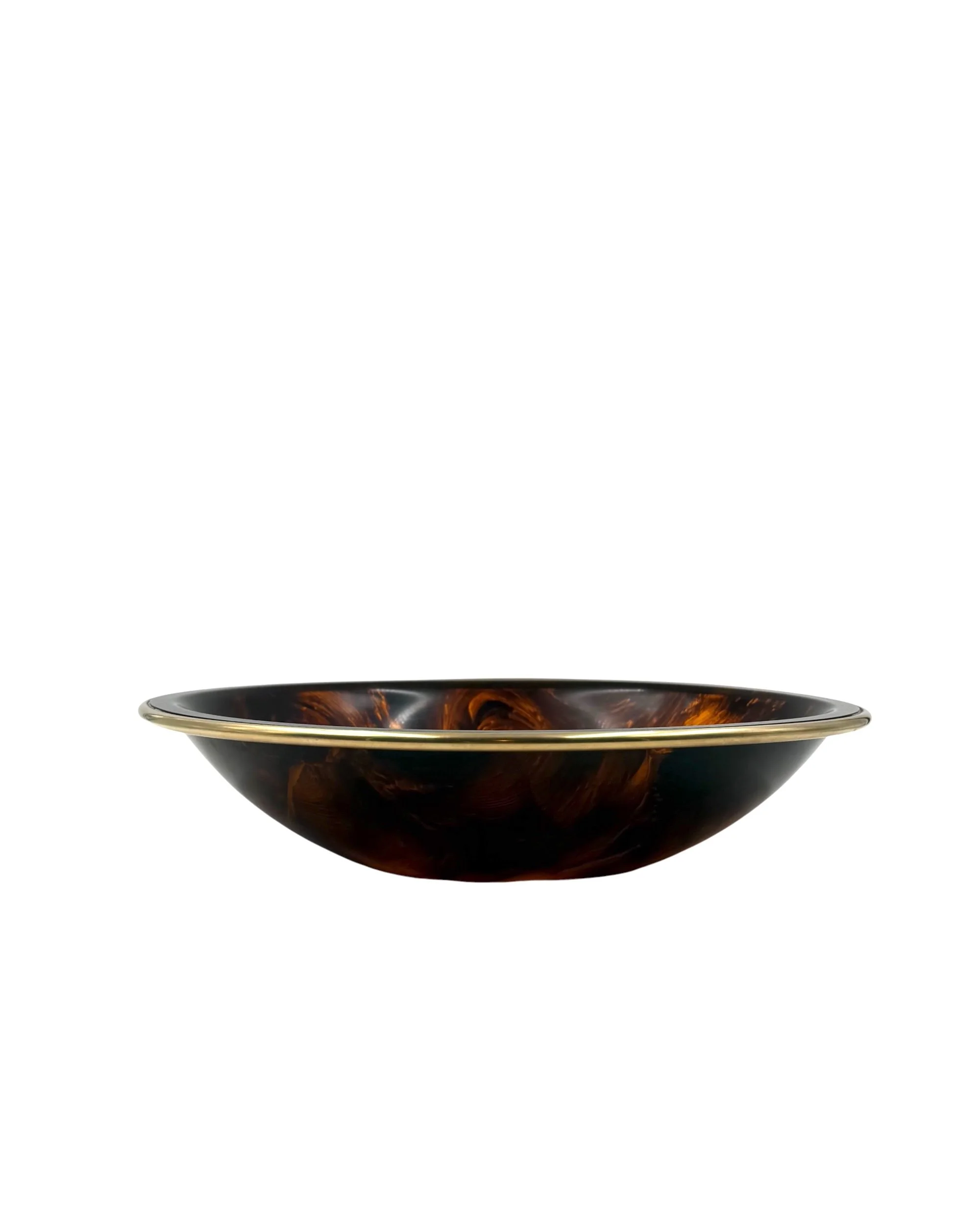 Large 40cm circular centerpiece bowl by Guzzini, featuring amber tortoiseshell-effect lucite and a thick polished brass rim, Italy 1970s