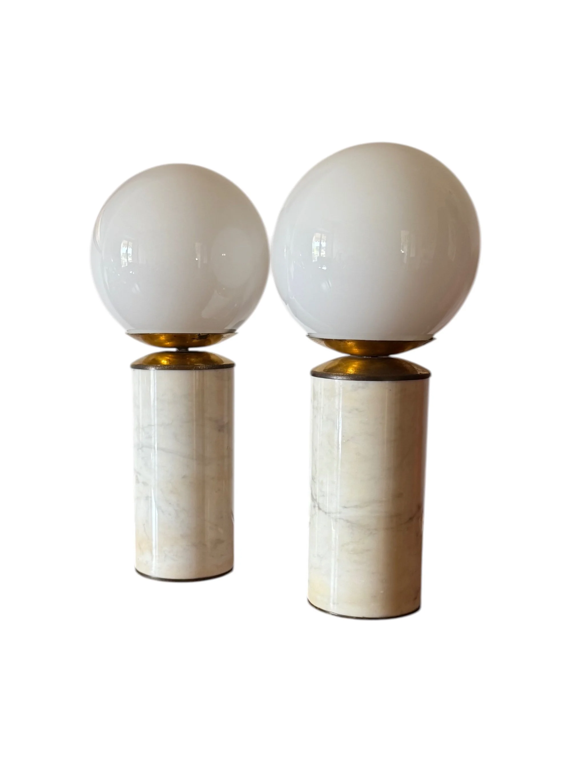 Pair of Hollywood Regency table lamps by Lucirhytmo Milan, featuring cylindrical Carrara marble bases, brass accents, and white opaline glass globes