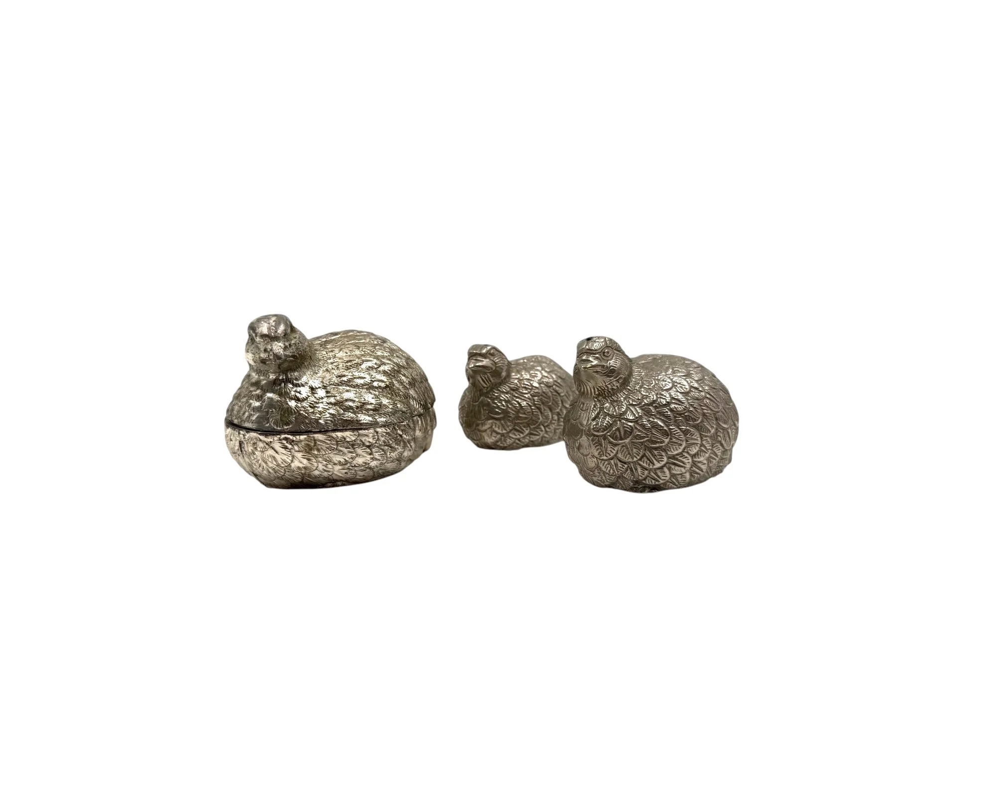 Hollywood Regency silver-plated quail shaped salt and pepper shakers by Gucci Italy circa 1970s, detailed bird figurines table decor.