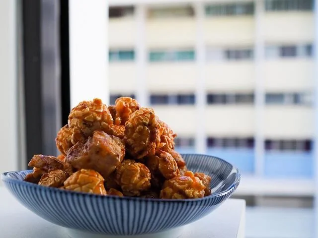 Spicy coconut broth with beancurd puffs and laksa leaves, now in a bag. Treat yourself today to some Laksa Pops (and more)! Head over to www.evertapops.com to order 🛒