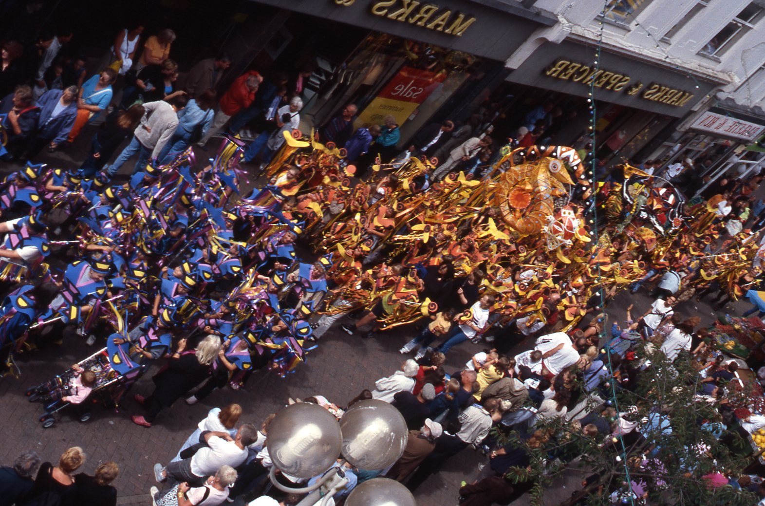 Charivari 2001:060.jpg