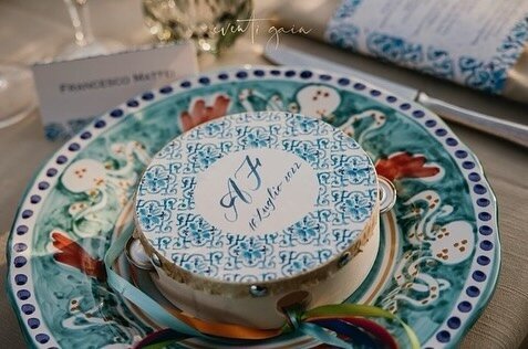 Adding a touch of elegance to your wedding decor with beautiful ceramic Vietri plates! 💕 #EventiGaia taking care of every detail to make your day unforgettable. 
#WeddingDecor #ElegantTouches #vietriceramicaartistica #ceramicdesign #vietriplate #wed