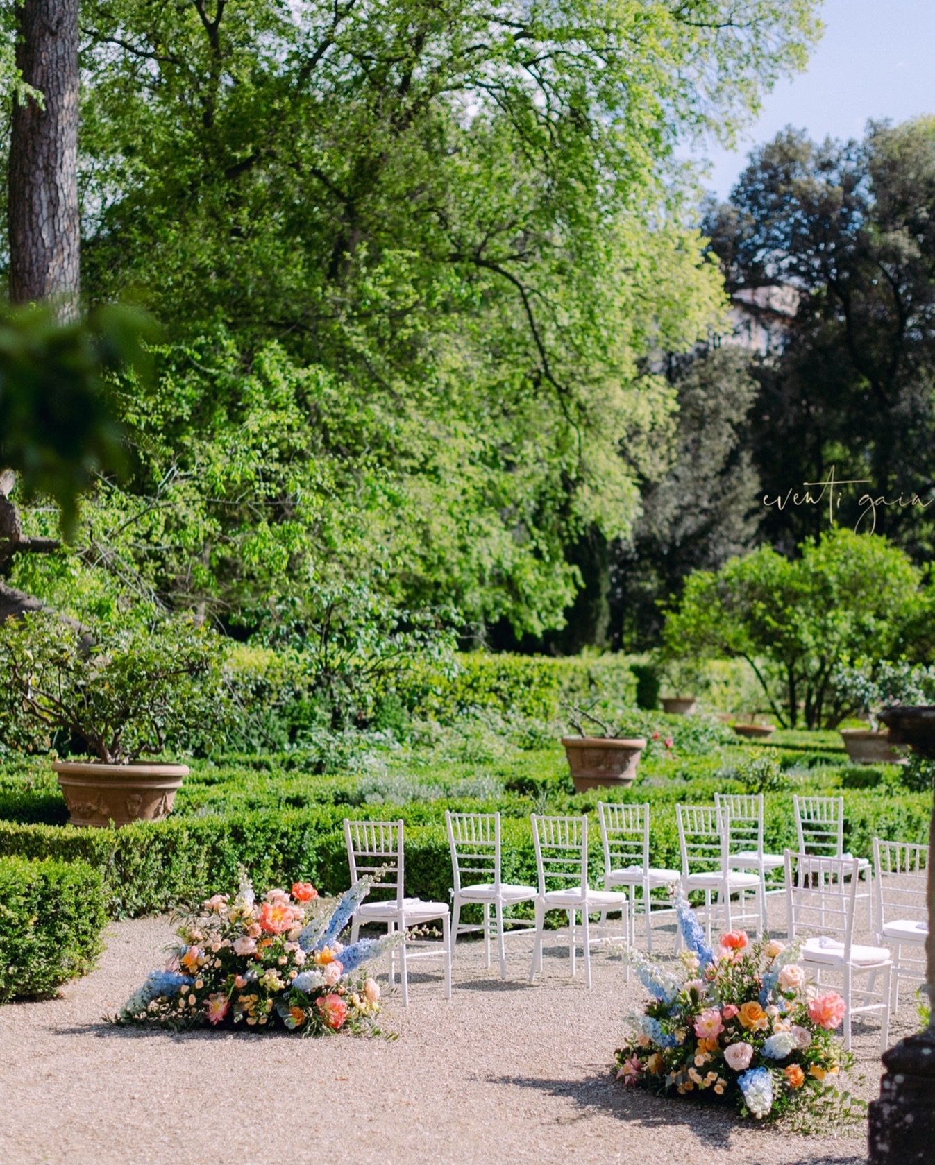 Underneath the Tuscan sun, amidst the fragrant blooms and ancient statues, Nicolas &amp; Katlyn pledged their love in the timeless embrace of an Italian garden in Florence. 🌷 🌿✨ 

#EternalRomance #FlorenceFairytale #eventigaia #destinationwedding #