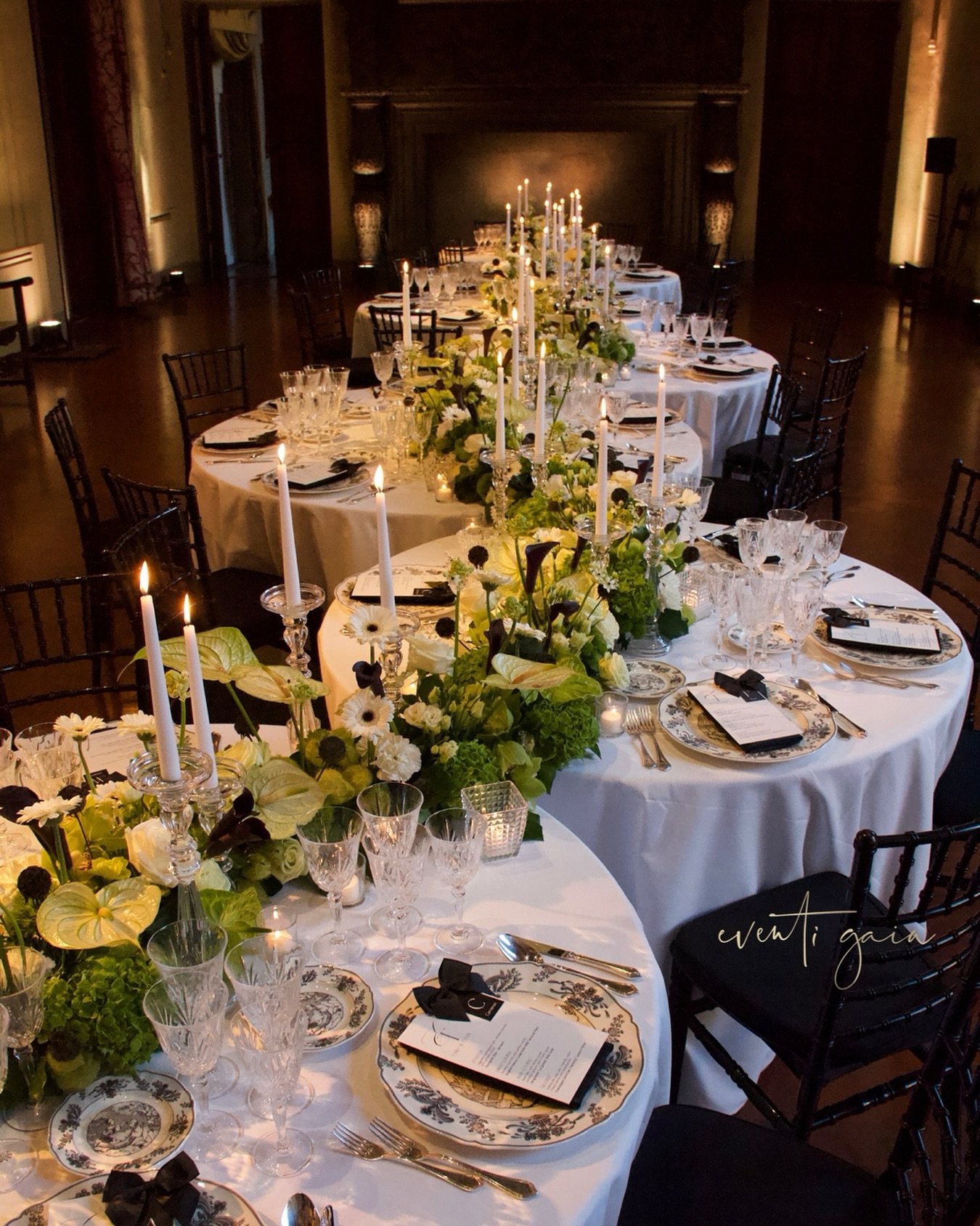 ✨ An evening of timeless elegance ✨
Every detail, from the candlelight to the fine china toile de jouy , speaks of sophistication and grace.
Let the celebration begin. 🥂
#LuxuryEvent #TableStyling #CandlelitDinner #EventDesign #FloralArtistry #Event