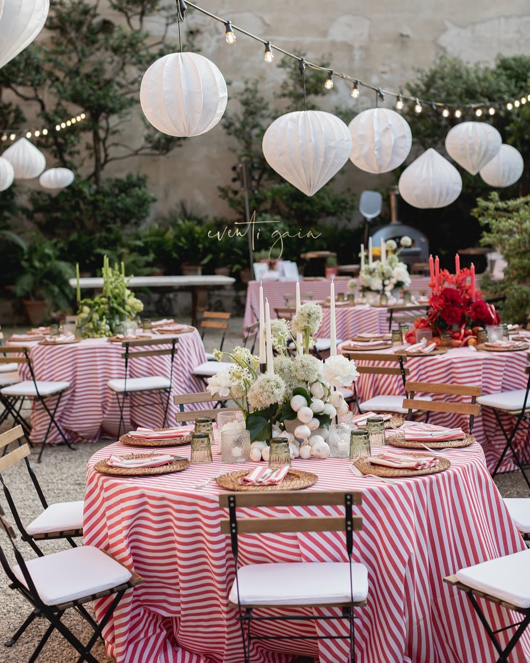 A floral&ndash;vegetable union that celebrates nature&rsquo;s most unexpected harmony 🌸🧄
White blooms dance among garlic bulbs, mushrooms , and leafy greens&mdash;where romance meets rustic, and elegance grows from the earth.
An unforgettable table