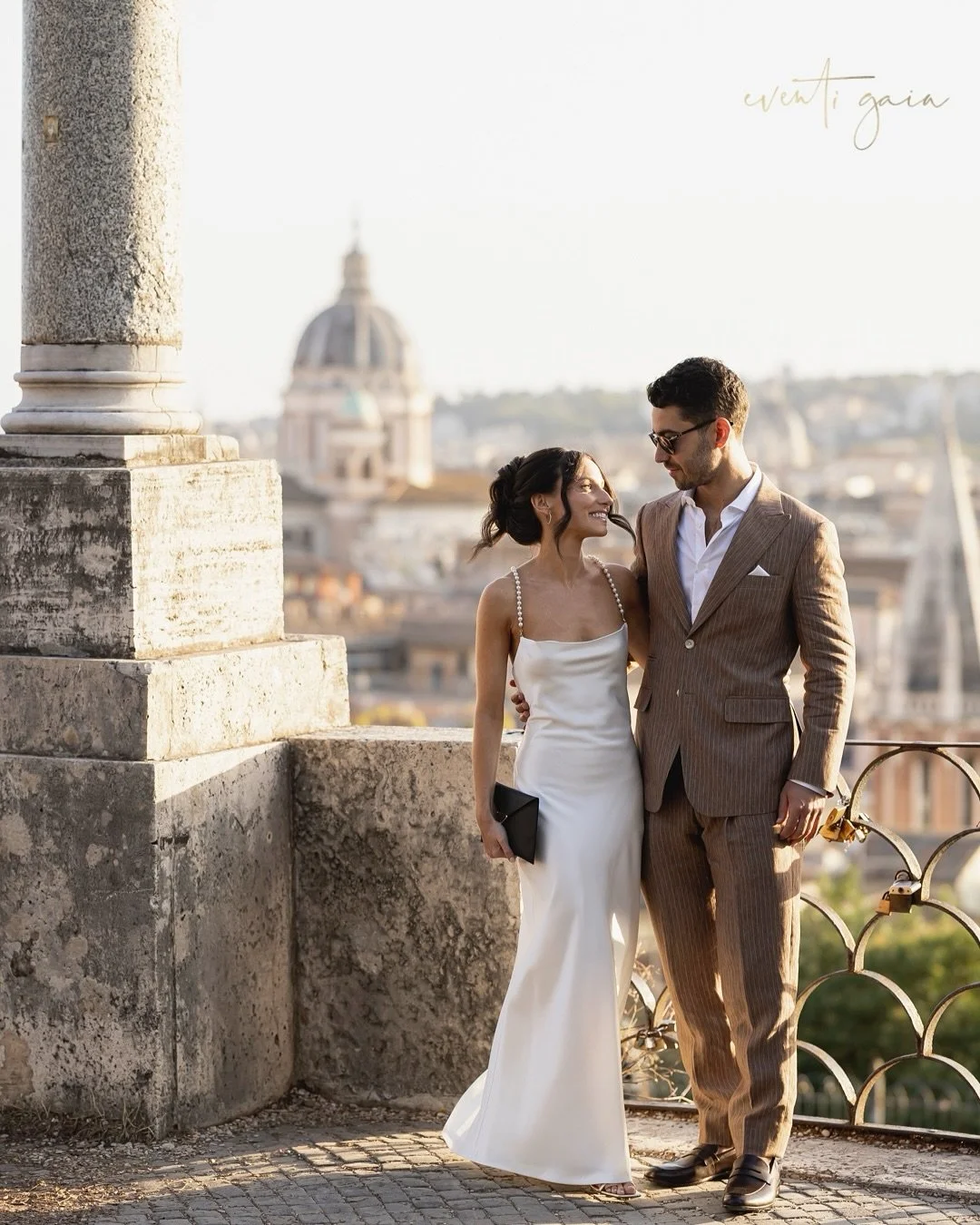 ✨ Welcome to Roma ✨
Golden hour over the Eternal City &mdash; the perfect prologue to a Roman wedding weekend. Guests gathered on the terrace for an evening of fine cocktails, delicate canap&eacute;s, and fragrant blooms in soft ivory and lilac tones