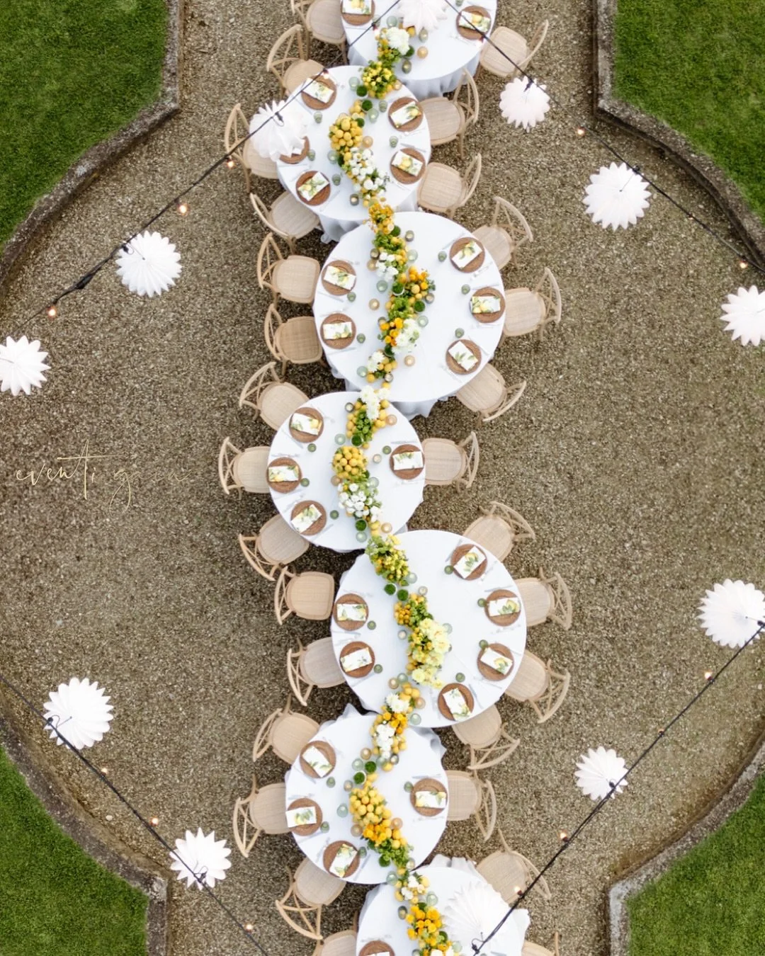 Who said tables have to be straight? Let&rsquo;s twist a little 🍋💛
Curves that capture the art of connection &mdash; a serpentine table bathed in lemon tones and soft blooms. Modern design with a touch of sunshine ☀️ 

#ModernTablescape #EditorialS