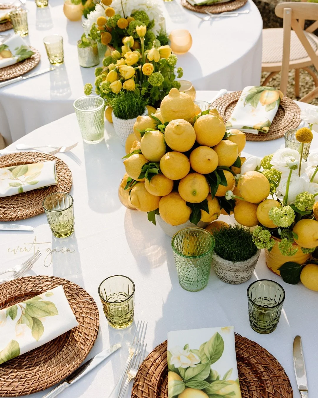 Sunshine, lemons, and effortless elegance 🍋✨ 
Where design meets atmosphere, and simplicity becomes sophistication. ✨

#EventiGaia #TablescapeDesign #CitrusInspiration #LemonDecor #EditorialEvents #MediterraneanStyle #ChicCelebration #EventDesign #L