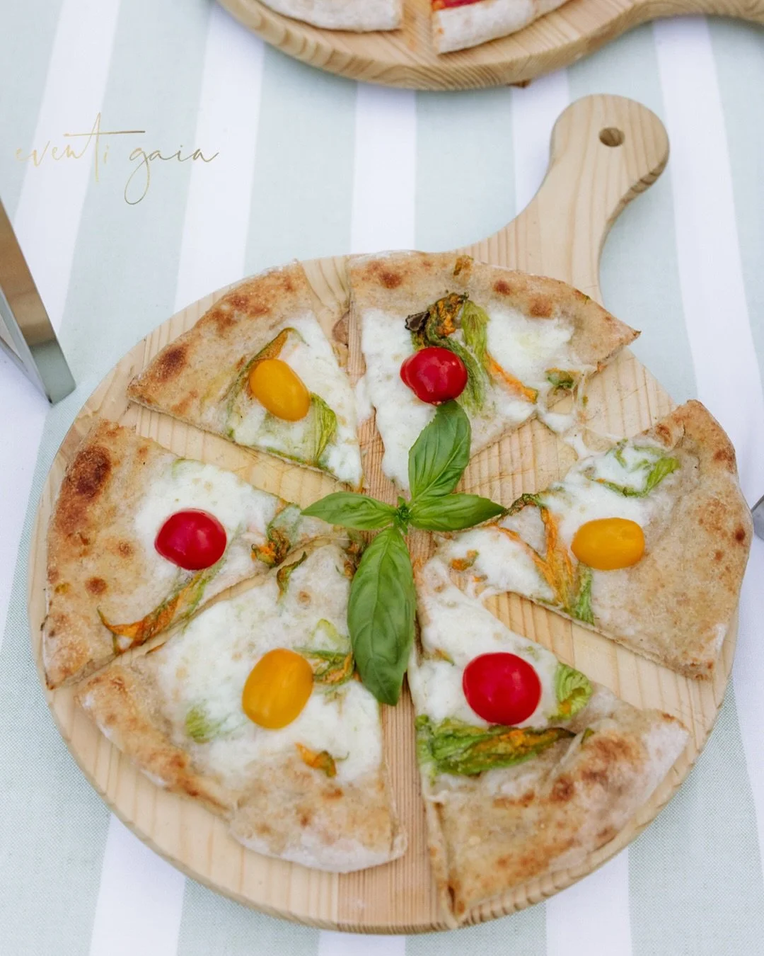 🍕✨ An Italian Welcome 🇮🇹
There&rsquo;s no better way to greet your guests than with the scent of freshly baked pizza, prepared before their eyes with the finest Italian ingredients.
A celebration of simplicity, tradition, and conviviality &mdash; 