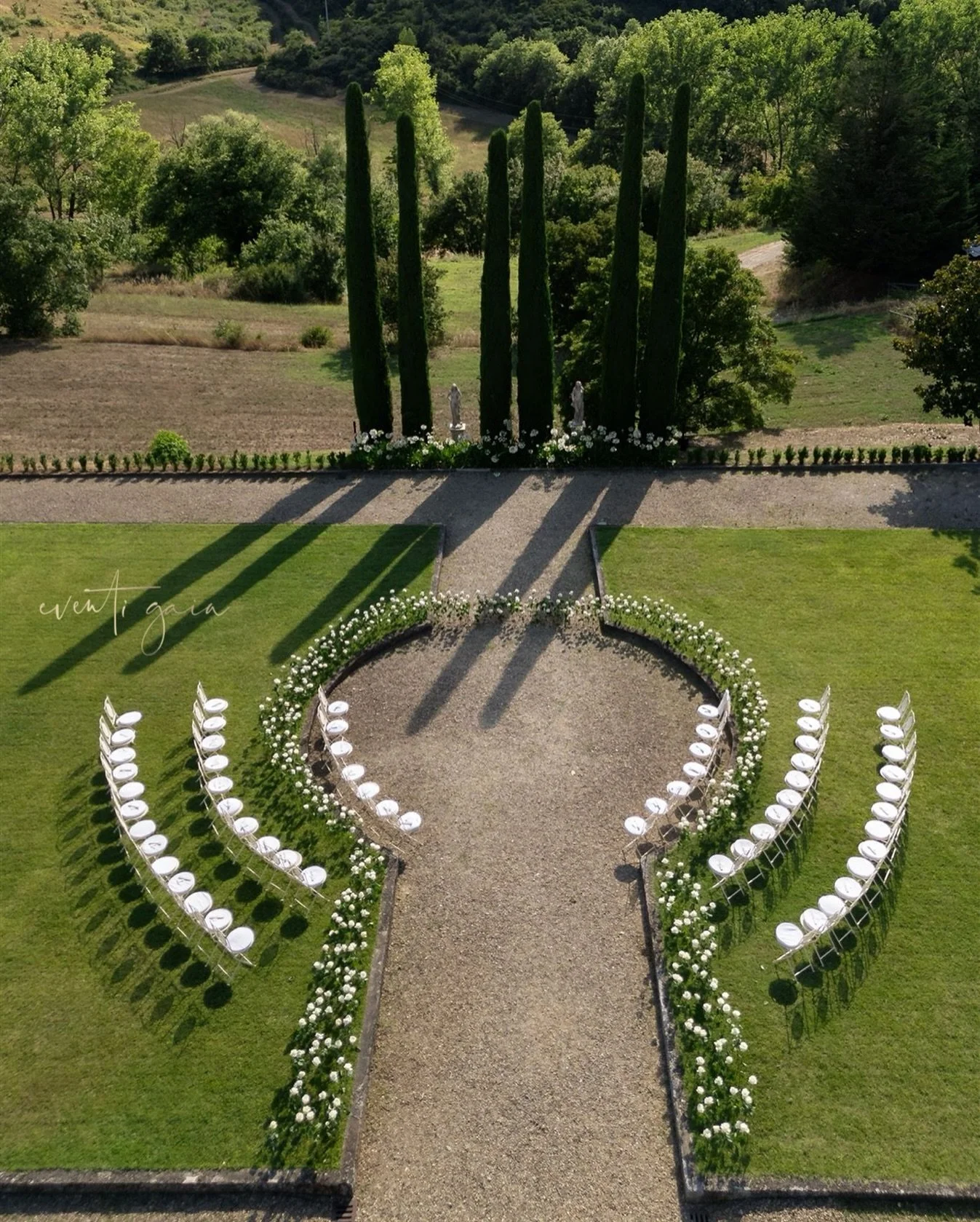 Set against the Tuscan landscape, the aisle unfolds like a piece of art &mdash; 650 white roses guiding the way to &ldquo;I do.&rdquo; A moment where architecture, nature, and love find perfect symmetry. 

Photo by @tuscanyweddingphotographers 
#even