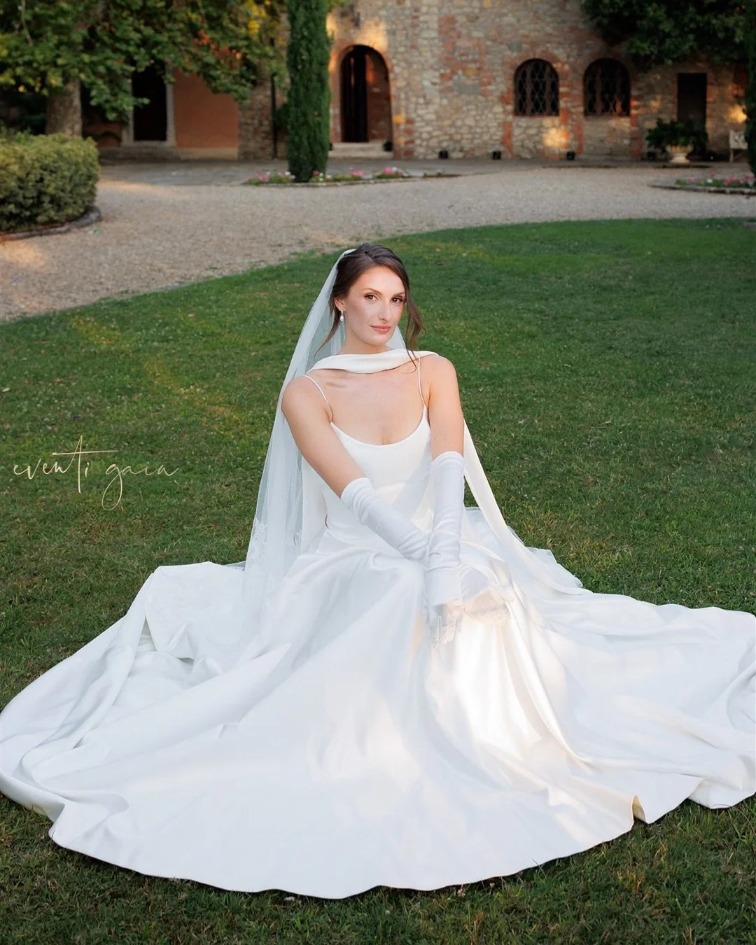 ✨ Tuscany, timeless love, and a touch of magic.

Hadlee &amp; Chris celebrated their &ldquo;I do&rsquo;s&rdquo; amidst cypress trees, golden sunsets, and chandeliers under the stars 🤍🇮🇹

From the elegant ceremony in the gardens to the sparkling so