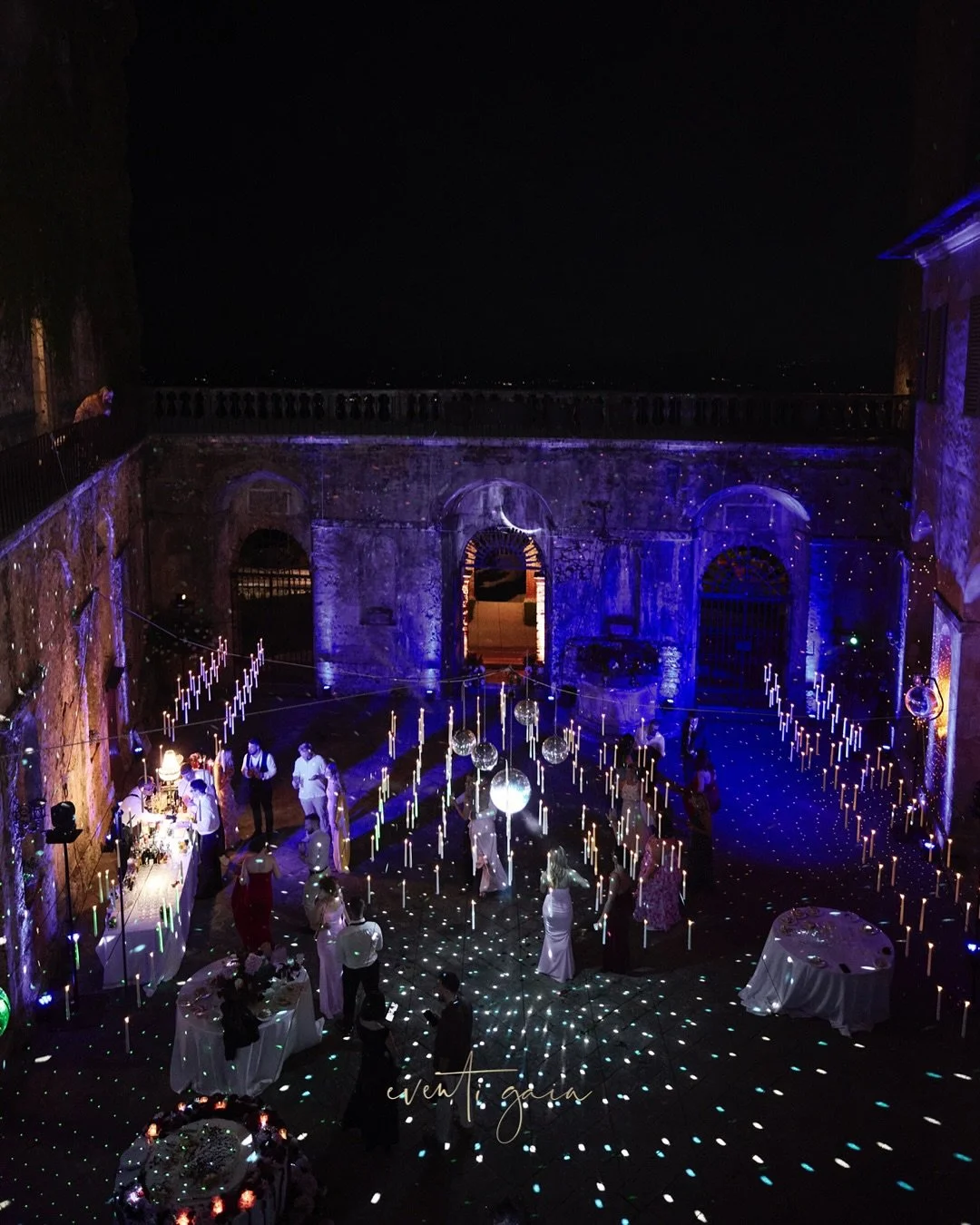 When candlelight meets the disco era &mdash; pure brilliance ✨ 

Mirrorballs, candlelight, and a sky full of sparkle &mdash; let&rsquo;s dance the night away 💃🕺 

#DiscoNights #EventiGaia #DiscoGlow #LuxuryDecor #destinationwedding #weddingintuscan