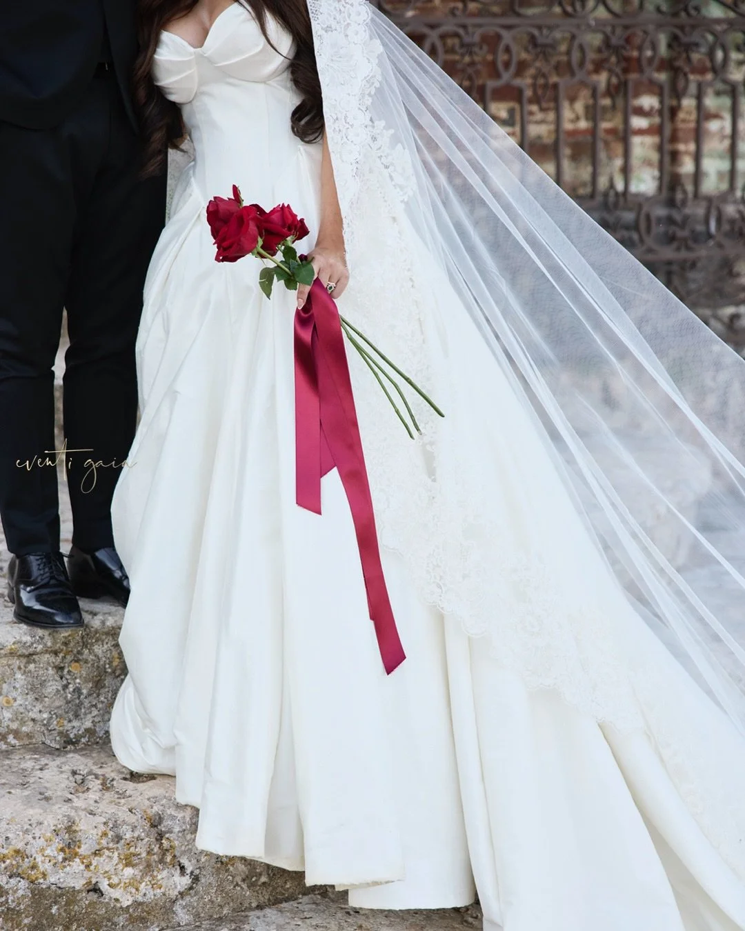 A handful of red roses 🌹 &mdash; simple, classic, endlessly romantic.

#eventigaia #weddingplanner #destinationwedding #weddingintuscany
