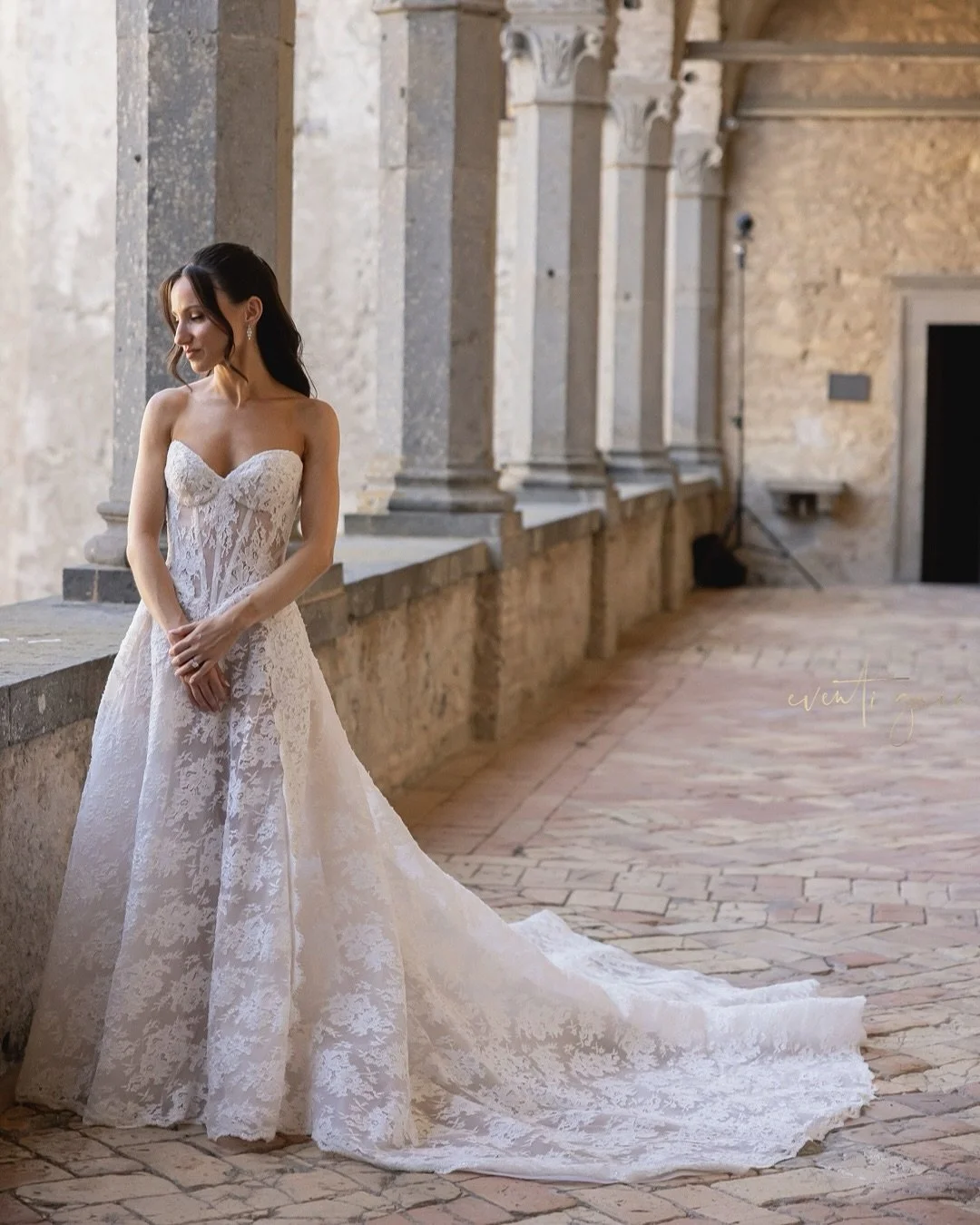 Architectural lace and sculpted corsetry&mdash; @galialahav in its purest form for Brittany 🩷

#eventigaia #weddingplanner #weddingdress #bridaldress #galialahav #galialahavbride 

Photo by @fotorighi