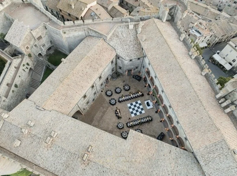 Where love meets classic couture&mdash;crisp whites, deep blacks, and an atmosphere steeped in iconic simplicity. 🖤🤍

#eventigaia #weedingplanner #destinationweddinginitaly #exclusivewedding #exclusivedesign #tablelayout