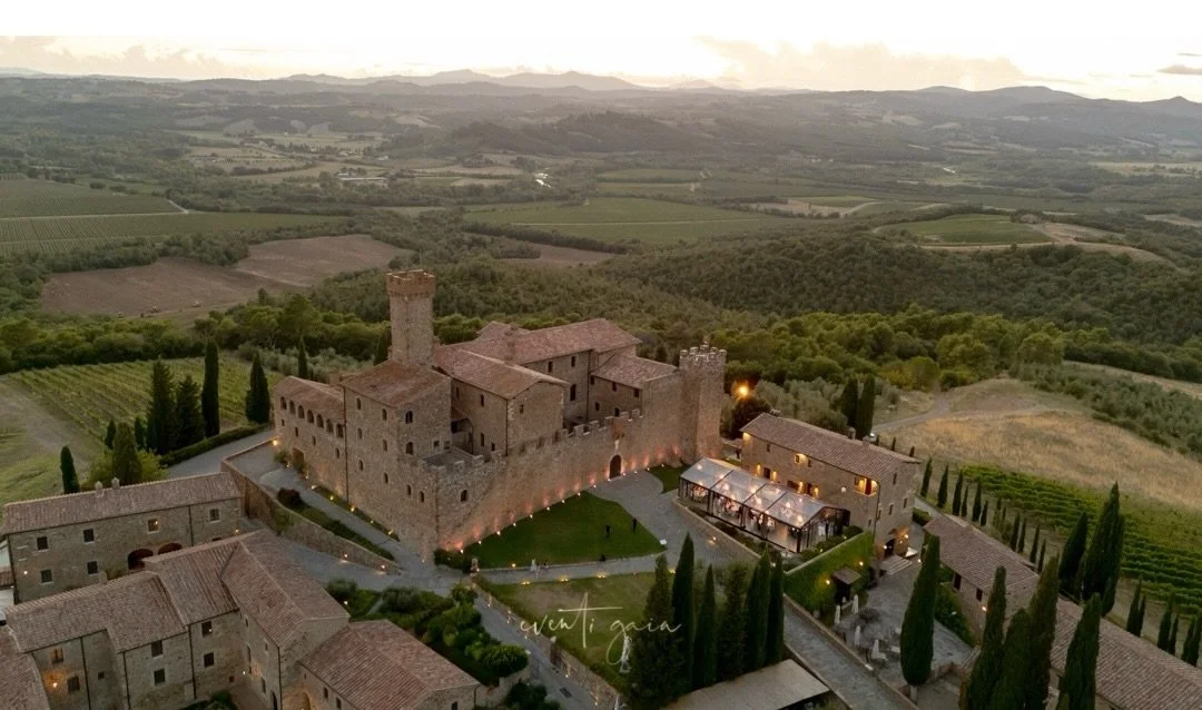 When the Tuscan hills melt into sunset 🌄
Golden light rolling over vineyards, stone warmed by centuries, and the day ending exactly where it should &mdash; in quiet wonder.
This is Tuscany, unfiltered.

#eventigaia #excluisvewedding #destinationwedd
