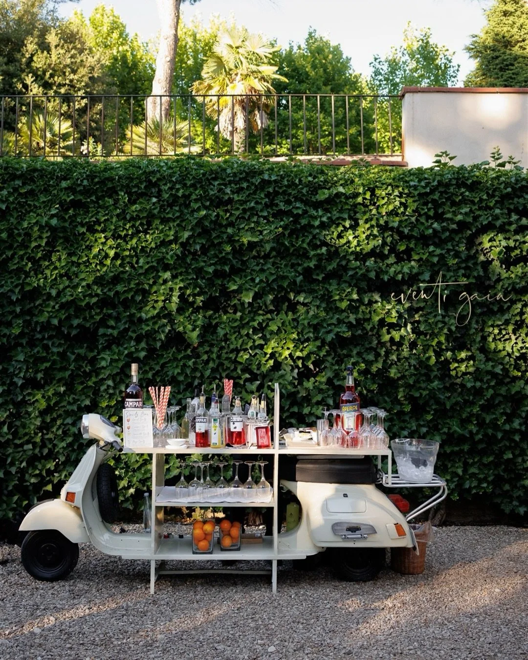 Golden hour, a vintage Vespa, and endless Spritz 🍊✨
🇮🇹 🛵 🍹

#VespaBar #SpritzTime #LaDolceVita #ItalianVibes #EventStyling AperitivoTime