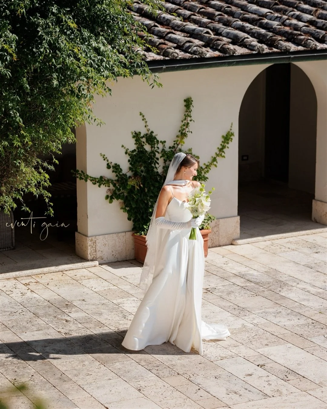 Nothing like a first look with the girls who&rsquo;ve had you from the very beginning 🤍
They&rsquo;ve seen every chapter&hellip; this one just happens to have a white dress 🥹✨

Photo @tuscanyweddingphotographers

#eventigaia #firstlookwedding #wedd