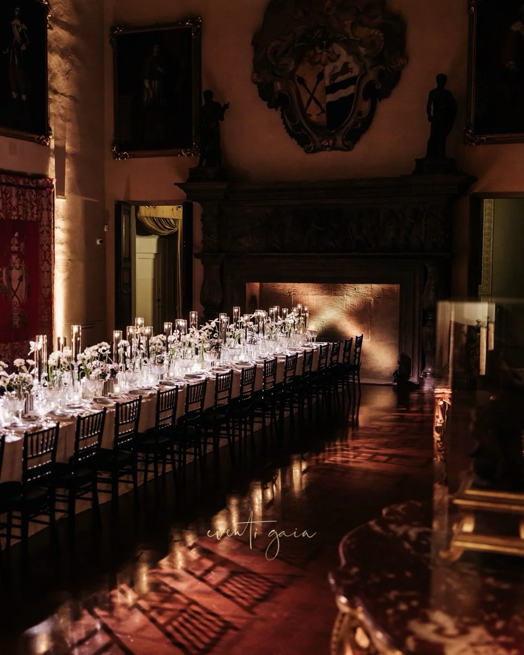 An evening where history, design, and atmosphere meet.
From candlelit tables to sculptural florals, every detail was curated to evoke timeless elegance.
A black-tie mood, a signature Black Negroni, and a setting that speaks for itself. 🖤✨ by Eventi 
