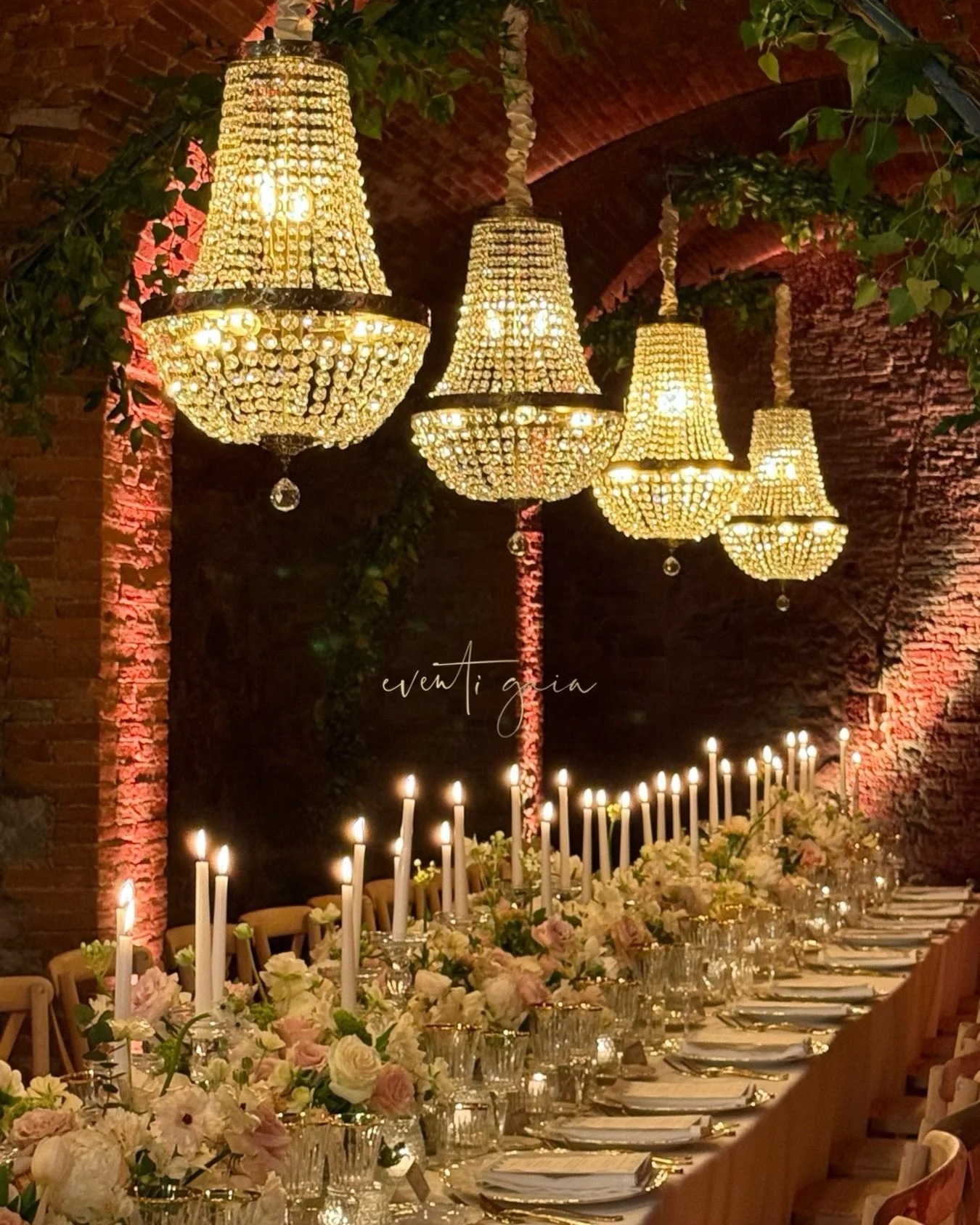 Under chandeliers and candlelight, the night whispers softly

#eventigaia #weddingplanner #destinationweddingitaly