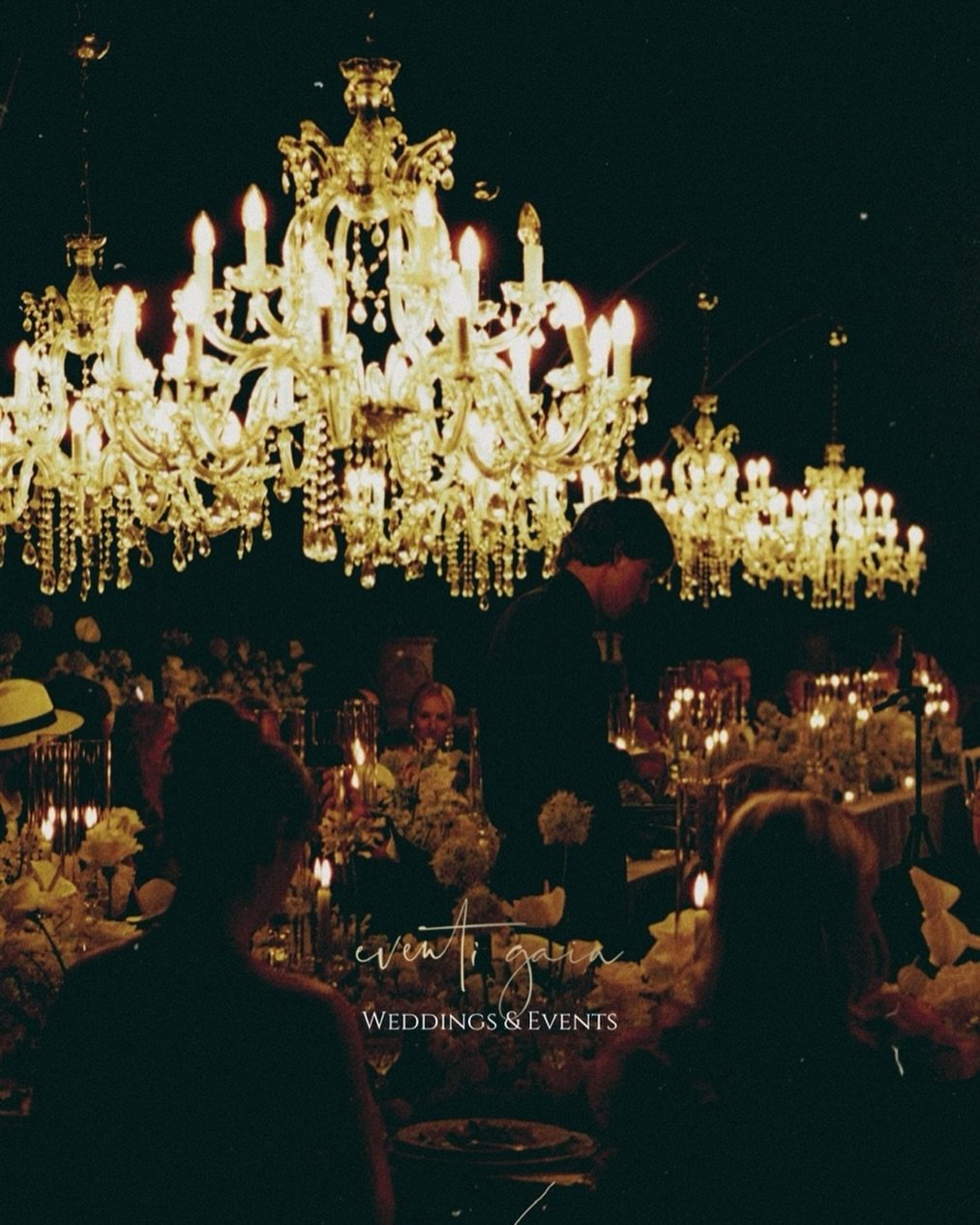 love looks better under chandeliers 💫

#eventigaia #chandelierdecor #destinationweddingitaly #exclusivewedding #weddinginitaly