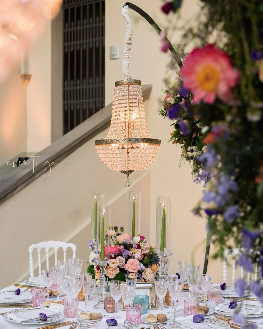 Set within a historic Florentine villa, the evening unfolded in layers of color, texture, and light&mdash;where abundant garden florals, crystal accents, and candlelit tables created a scene of effortless Italian elegance 🇮🇹🌿✨