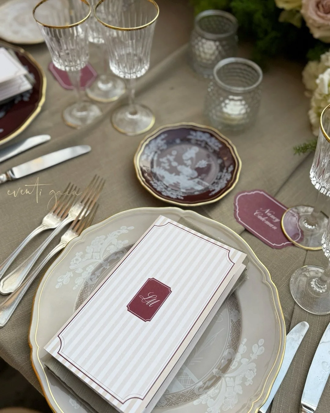 For this tablescape, I&rsquo;d go with something elevated and design-focused: @ginori1735 Oriente Italiano &mdash; Meringa &amp; Castagna. 
Where warm beige meets rich chestnut, finished with delicate white florals and gilded details for a table that