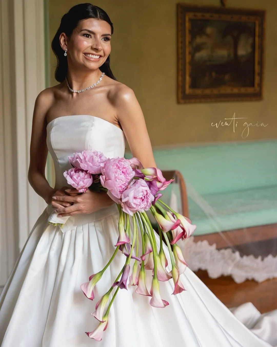 Where sculptural calla lilies meet lush peonies&mdash;a bouquet designed to make a statement from every angle. Soft, modern, and effortlessly elegant.

Photo by @fotorighi 

#BridalBouquet #BridalInspiration #eventigaia #destinationweddingitaly #Wedd