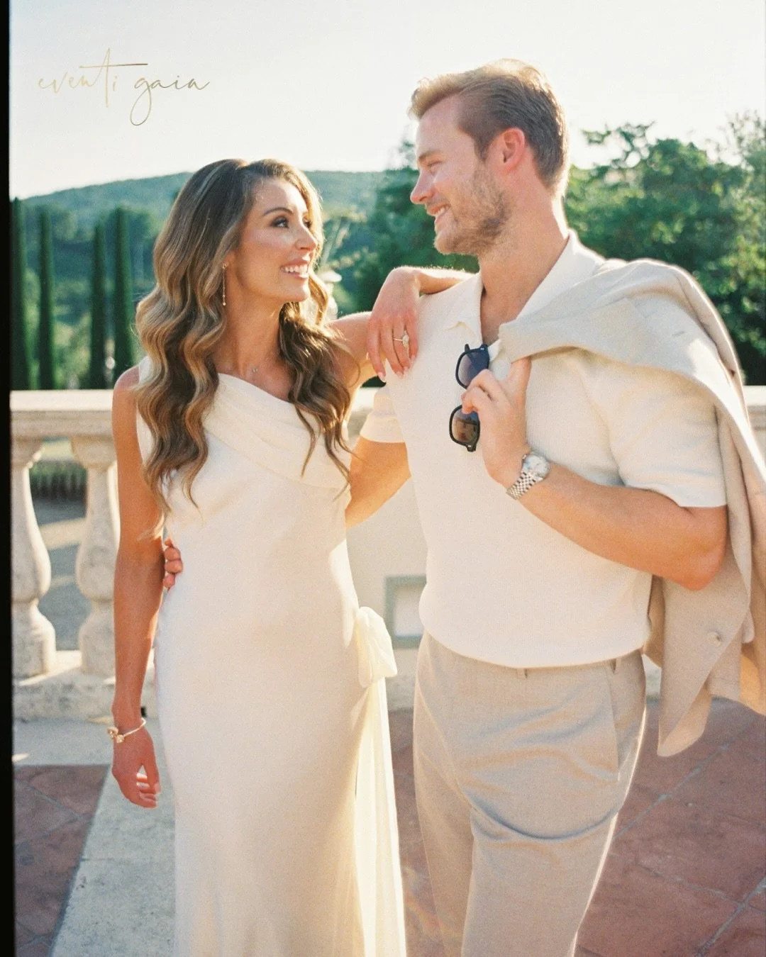 Some weekends deserve to be remembered forever.

An Italian summer, endless vineyards, candlelight, checkered linens, fresh herbs from the garden, laughter under the stars, and every little detail designed to feel effortless.

A welcome dinner that c