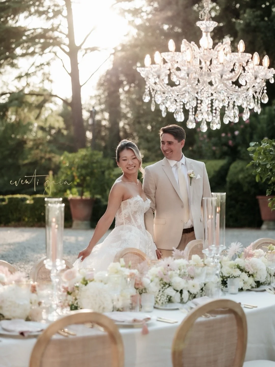 Would you sit at this table? 🤍

Designed to feel like an intimate Italian summer dream: soft florals, crystal chandeliers, candlelight, and one unforgettable evening beneath the Tuscan sky.

Because a wedding table isn&rsquo;t just where dinner is s
