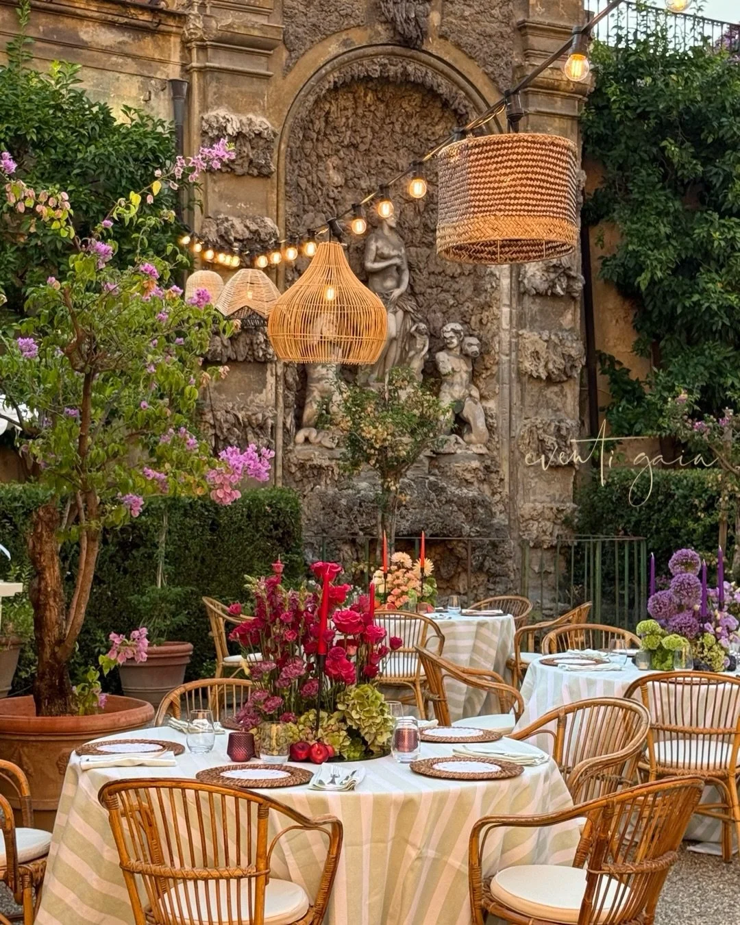 A colorful welcome party in the heart of Florence 🌸🍋

A secret garden filled with vibrant blooms, striped linens, woven textures, candlelight, pizza, gelato, and the magic of a Tuscan summer evening. ✨

The perfect way to welcome guests before an u