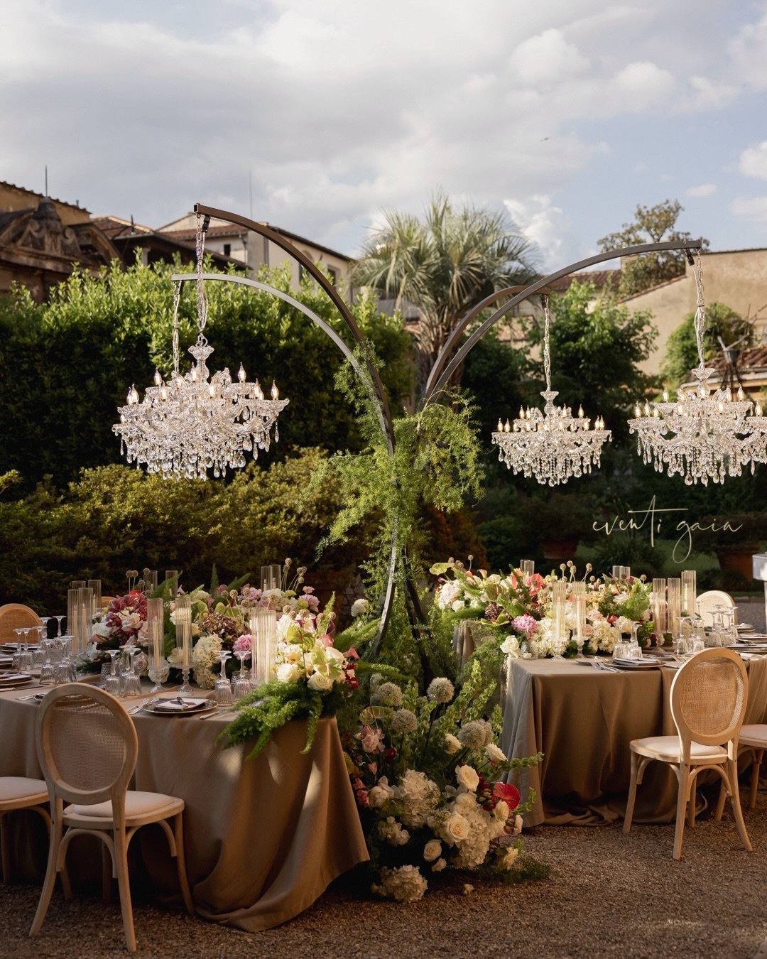 Proof that intimate doesn&rsquo;t mean small. ✨

A romantic dinner beneath crystal chandeliers, framed by abundant florals, candlelight, and centuries of Florentine charm. Lush hydrangeas, delicate roses, orchids, anthuriums, and cascading greenery t