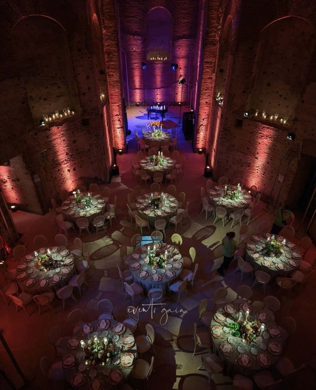 Where history becomes part of the celebration. ✨

Surrounded by centuries-old ruins, beneath soaring ancient vaults, guests gathered for an unforgettable rehearsal dinner in the heart of Rome. Candlelight, timeless architecture, and a setting that re