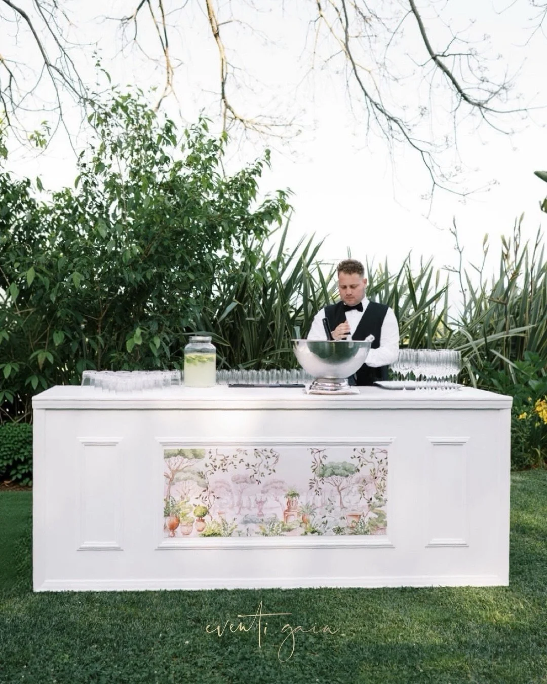 The calm before the &ldquo;I do.&rdquo; 🥂✨

A pre-ceremony cocktail, a beautiful garden, glasses raised, and that magical feeling of anticipation as everyone waits for the bride to arrive.

Those precious moments before the ceremony begins, when exc