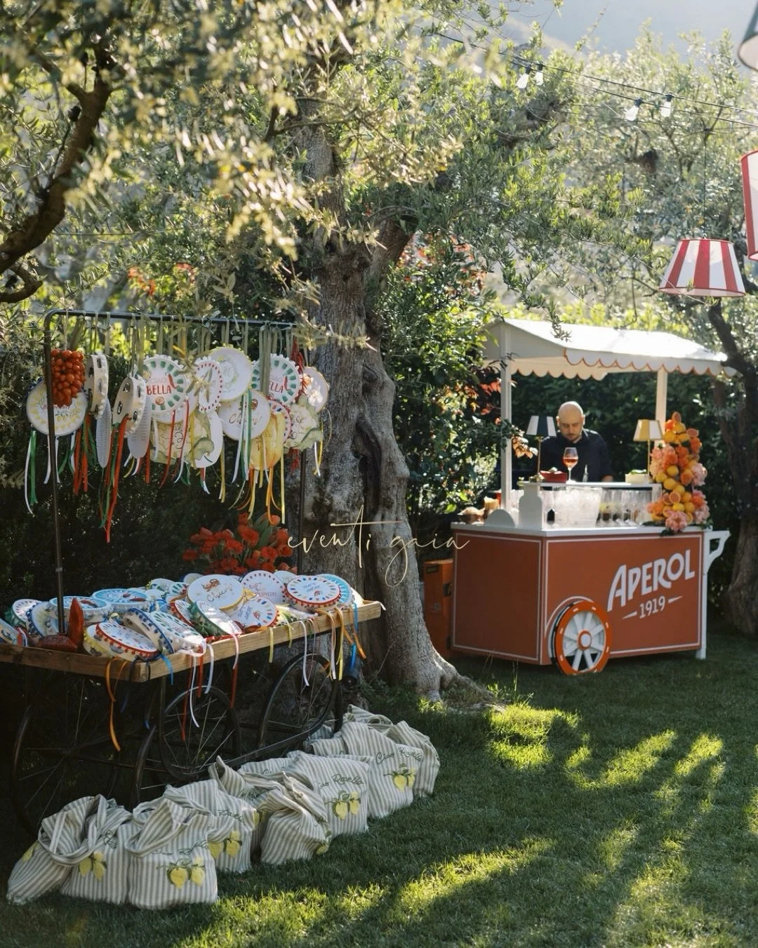 La dolce vita, reimagined. 🍊

Where Italian ritual meets artful design, and every detail tells a story. A sun-drenched garden, sculptural citrus arrangements, hand-painted tambourines, and the unmistakable allure of an Aperol Spritz.

An ode to l&rs