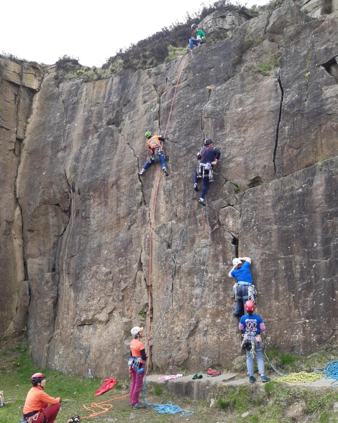 North, South, East or West - quarried gritstone is the best? 🥸

#Throwback - Here&rsquo;s a photograph from our Lancashire Rock meet that took place in May run by members Annette and Ellen. 

🖼This photo is of the Rappel Wall Area. 

On the far lef