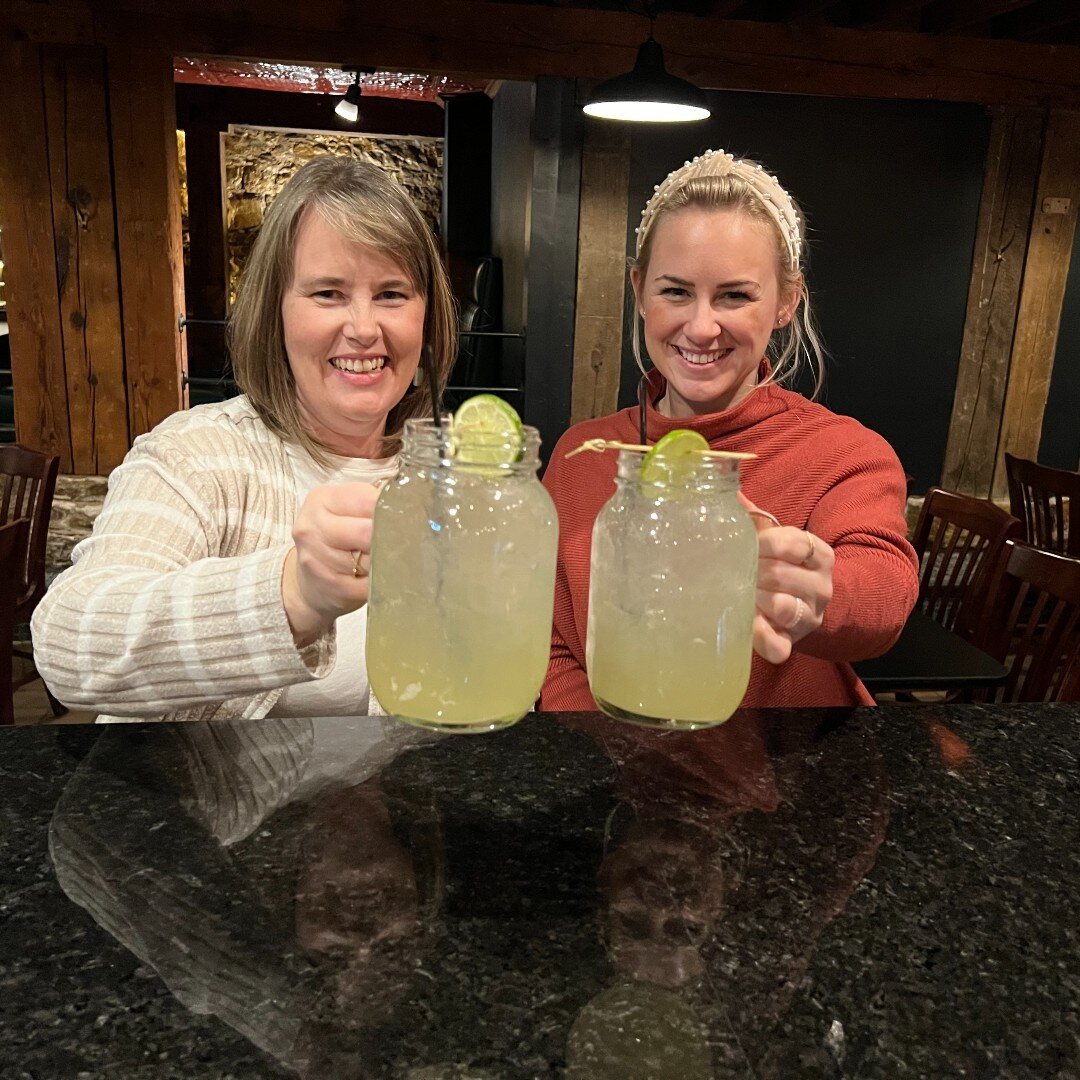 It's #NationalMasonJarDay 🫙, so of course we took a moment to commemorate an ingenious invention that's been bringing families together for generations. A shoutout to the bartender at Black Rooster Bistro for making us our tasty mocktail and pouring