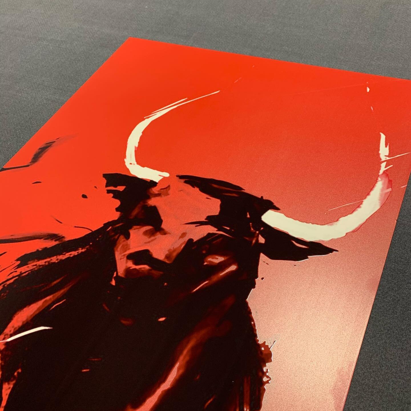 Fine Wall Art to keep your eyes on the Bullseye ! Our new printers Spot Gloss creates dimension to flat prints. #metalprinting #wallart #bull #spotfinish #highgloss #textureprinting #emboss #red #bullseye #bullbythehorns #uvprinting #interiordesign #