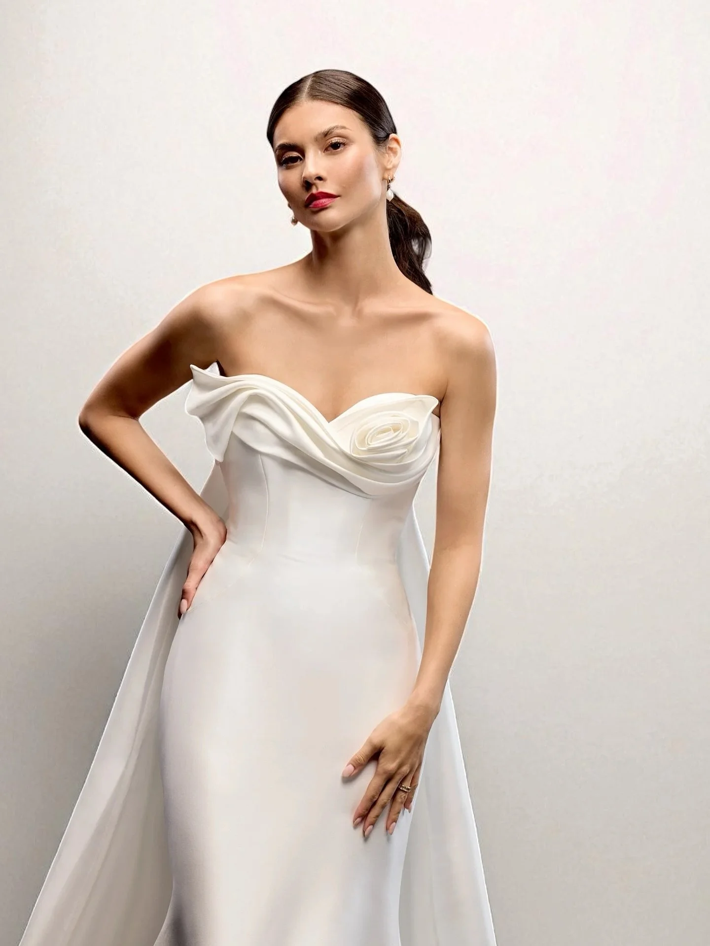 For the modern bride who dares to be different, YUE by Justin Alexander Signature is the perfect choice. With its sculptural silhouette and bold design, this gown sets you apart on your big day.
#YUE #JustinAlexander #BridalFashion #UniqueBride #Scu