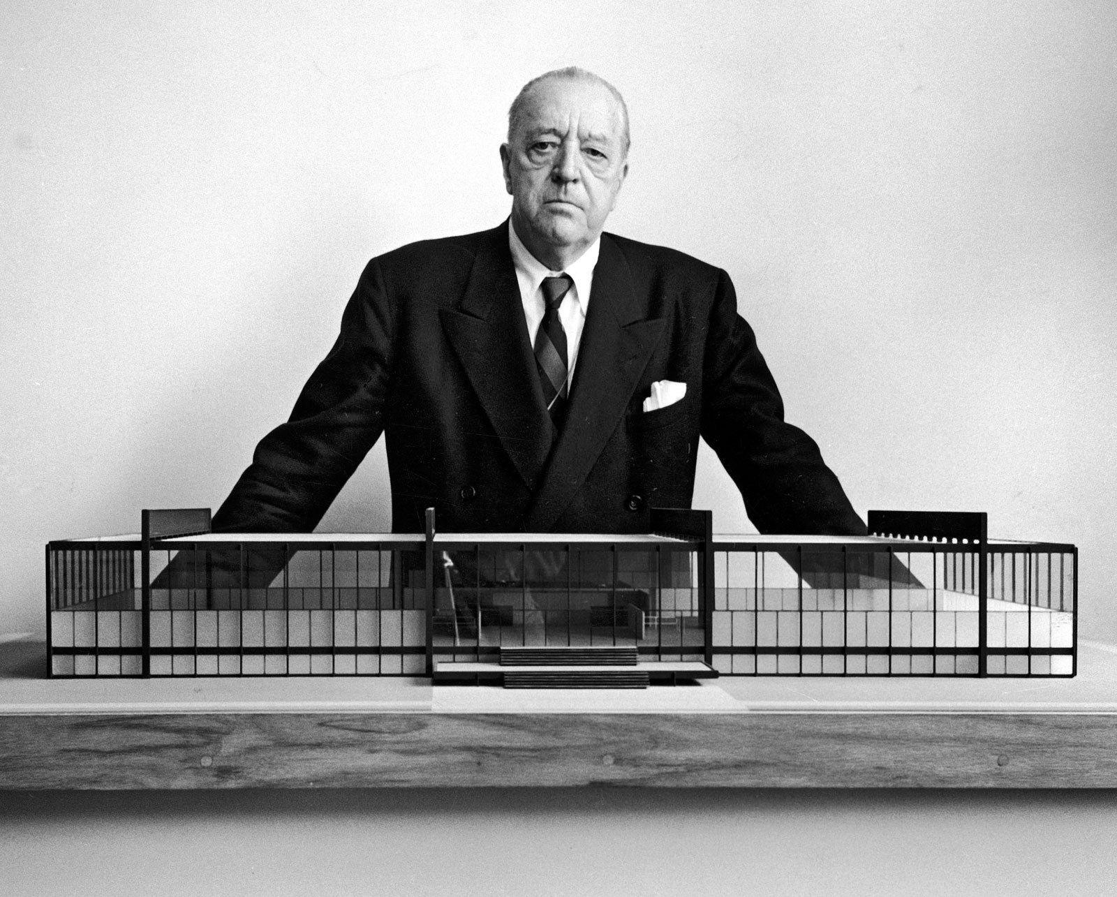https://images.squarespace-cdn.com/content/v1/5e30b4c769dcbf426b421101/01842dc4-0ce0-4dcf-8b51-859783d224c7/mies%2Bvan%2Bder%2Brohe%2Bvia%2Bstylishclub.pt.png