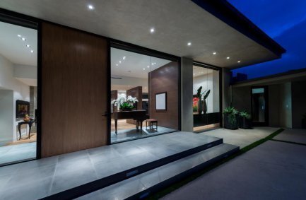 Glass walls and wooden panels on the exterior of our modern design Wallace ridge house in Beverly Hills