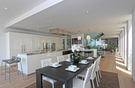 Bright, open plan kitchen and dining room at our Grand View Drive house in the Hollywood Hills