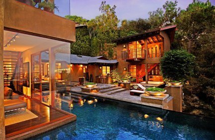 Our 9342 Sierra Mar Hollywood Hills warm modern home is built around a courtyard swimming pool with views