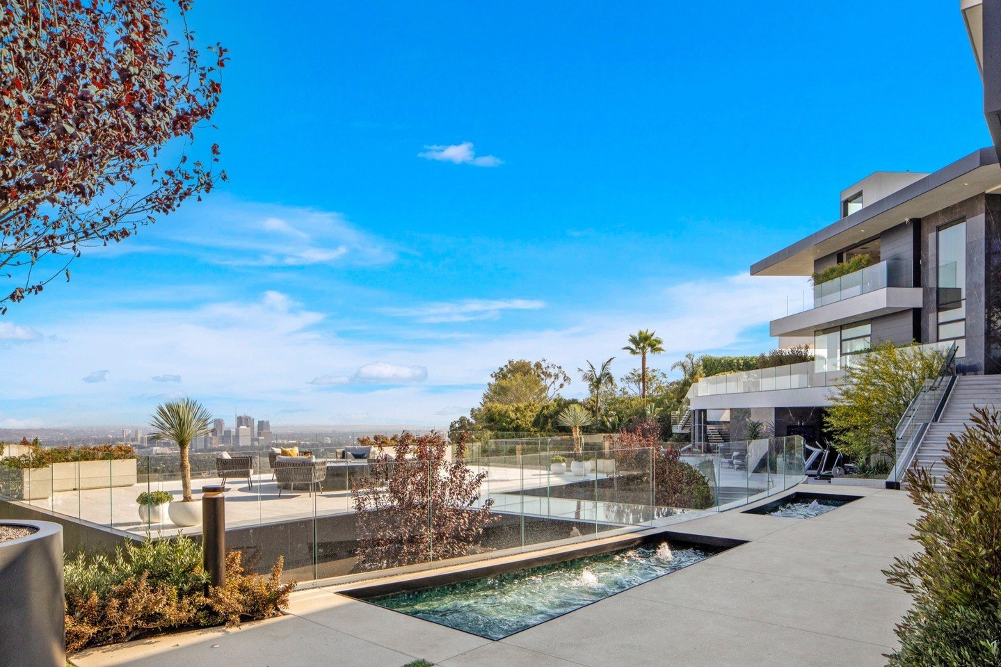 Summitridge Drive, a luxury modern home in Beverly Hills with resort style outdoor living spaces, water and fire features, and views. Photo by @mrbarcelo